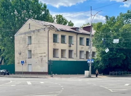 На Печерську зводять 80-метровий ЖК біля Лаври: демонтують історичну будівлю училища зв’язку