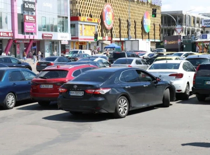 Біля метро «Дарниця» у Києві планують масштабне оновлення: демонтаж МАФів і нові паркомісця