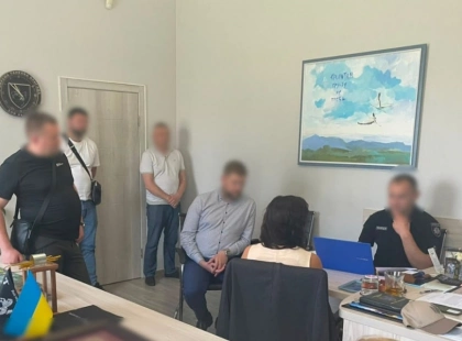 Схема на 31 мільйон: посадовиця ЦНАПу на Київщині одним кліком переписала гектари землі на приватну фірму