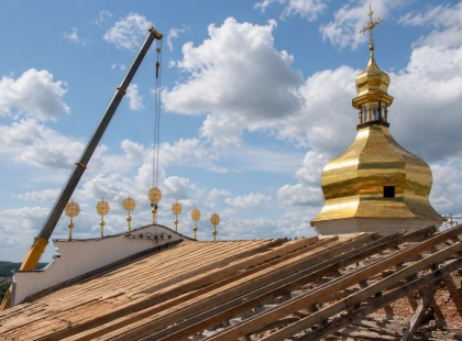 Працюють понад 100 рятувальників: у Києві показали, як захищають понівечений дах Успенського собору та сушать стіни після пожежі (фото)