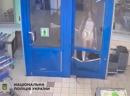 У Києві нетвереза дівчина вибила двері супермаркету через відмову продати алкоголь