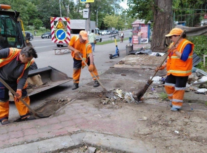 У Голосіївському районі демонтували кіоски: комунальники розчистили вулиці після прибирання МАФів
