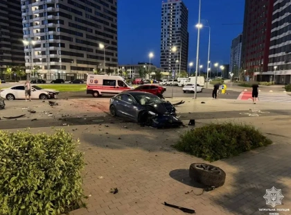 У ЖК «Варшавський» у Києві п’яний підліток на Tesla протаранив припарковані авто