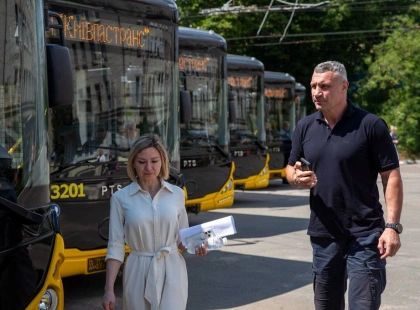 У Києві на маршрути вийшли нові тролейбуси та автобуси: що відомо про оновлення транспорту