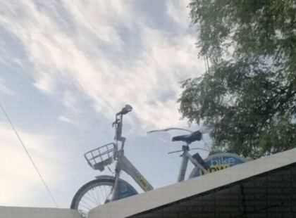 У Києві невідомі закинули прокатний велосипед на дах зупинки в Деснянському районі