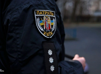 У Києві патрульні врятували жінку, яка хотіла стрибнути з балкона: подробиці інциденту