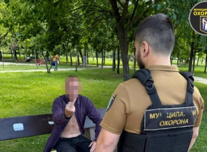 У київському парку чоловік погрожував перехожим битою: його затримала муніципальна охорона