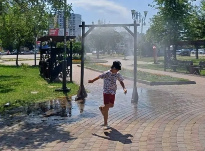 У Києві встановлюють рамки-розпилювачі води в парках: де з’являться «охолоджувальні зони»