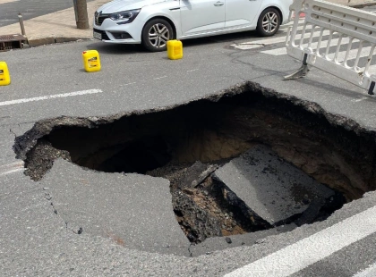 У Святошині авто провалилося під асфальт через прорив водопроводу