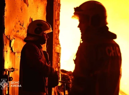 У Дарницькому районі Києва ліквідували пожежу після обстрілу: працювали понад 100 рятувальників