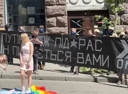 У Києві студентку звільнили з роботи після інциденту з прапором ЛГБТК+ на «КиївПрайд»