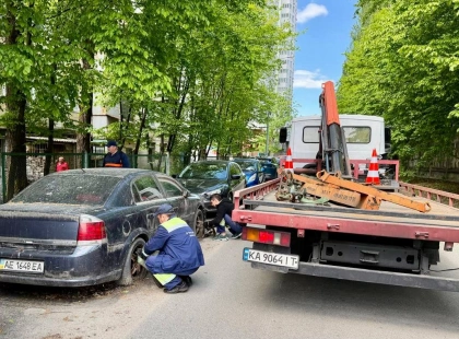 У Святошинському районі Києва прибирають покинуті авто: триває евакуація транспорту