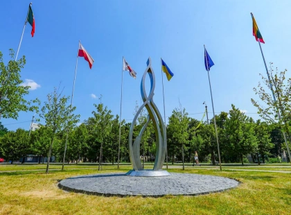 У Бучі встановили пам’ятний знак «Вогонь надії» для полонених і зниклих безвісти