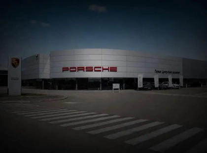 Російський удар пошкодив автосалон Porsche на Київщині: що відомо