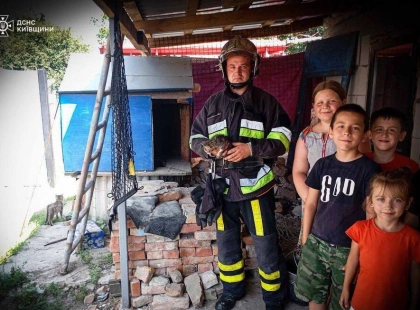 На Київщині рятувальники дістали кошеня з 20-метрового колодязя