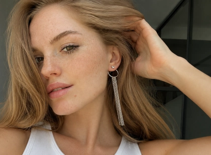 Срібні сережки на щодень: які моделі обрати та як їх носити