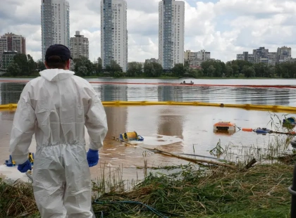 Озеро Кирилівське після атаки РФ: із водойми вже відкачали 65 тонн нафти