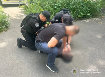 У Києві військовий зі статусом СЗЧ погрожував гранатою працівниці кафе та пограбував її