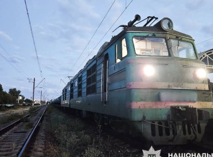 На вокзалі в Ірпені під колесами вантажного поїзда загинула молода жінка