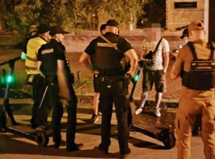 У Києві на Подолі провели рейд: трьох самокатників спіймали напідпитку