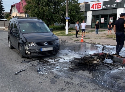 У Таращі Volkswagen зіткнувся з мотоциклом: після удару транспорт загорівся
