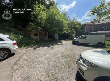 Сміттєзбірники замість нерухомості: у Києві через суд оскаржують схему із землею біля Майдану