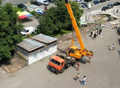 У Києві демонтували МАФи, які блокували ремонт водомереж на Теремках-1