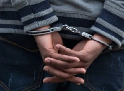 У Києві пенсіонер довірив сумку незнайомцю та залишився без телефону і грошей
