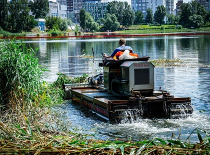 Кирилівське озеро в Києві очищають після атаки РФ: з води прибирають нафту
