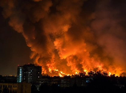 У Києві після атаки горять житлові будинки та автомобілі