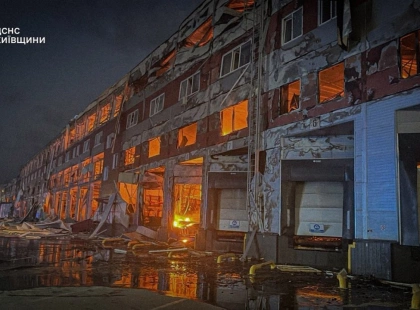 У Бучанському районі після атаки горять склади: двоє постраждалих