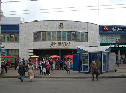 Біля метро «Лук’янівська» у Києві облаштовують тимчасовий наземний пішохідний перехід