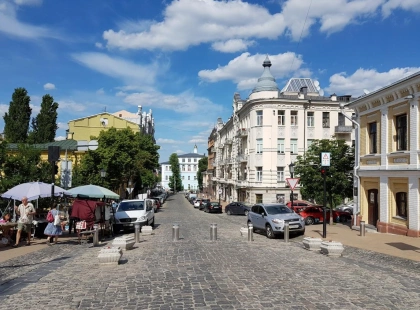 Андріївський узвіз у Києві: боларди оновлять, а 1500 автомобілів вилучили з бази доступу