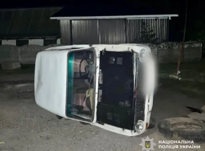 На Київщині п'яний 17-річний водій влетів у зупинку з людьми: троє постраждалих