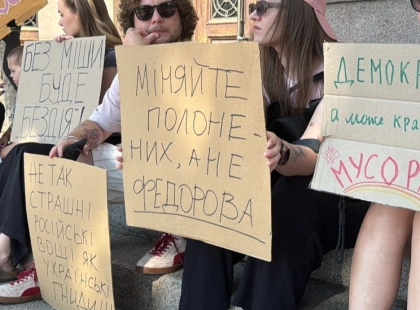 Українець створив онлайн-галерею протестних плакатів: на сайті вже понад 1100 «картонок»