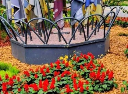 На Оболоні на Алеї пам’яті Героїв створили квіткову композицію у вигляді калини