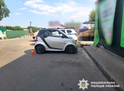 На Київщині п'яна водійка Smart збила пенсіонерку та врізалася у супермаркет