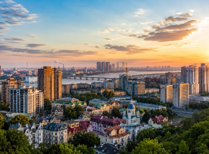 Печерськ тримає рекорд, а Дніпровський дешевшає: як змінилися ціни на житло в Києві
