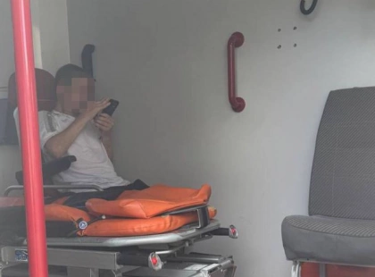 У київський ліцей увірвався чоловік із тесаком: охорона передала його медикам