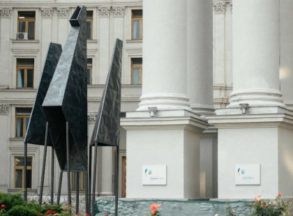 Біля МЗС у Києві встановили восьмиметрову скульптуру «Фенікс»: що вона символізує