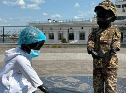 Малюків-засновників Києва переодягнули до Дня медичних працівників
