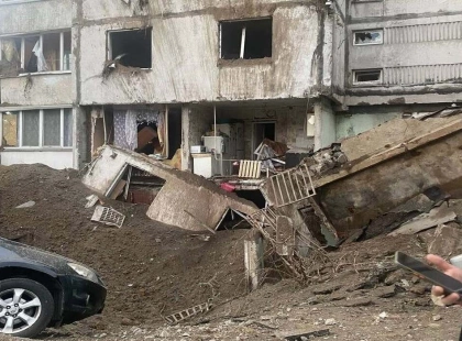 Мешканці зруйнованого будинку в Києві три тижні живуть у наметах і не можуть отримати допомогу