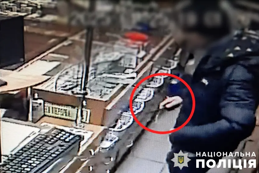 У Києві чоловік ледь не влаштував різанину в аптеці заради нарковмісних ліків - 1
