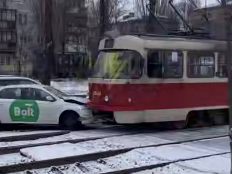 На Відрадному таксі в’їхало у трамвай: подробиці аварії - 1