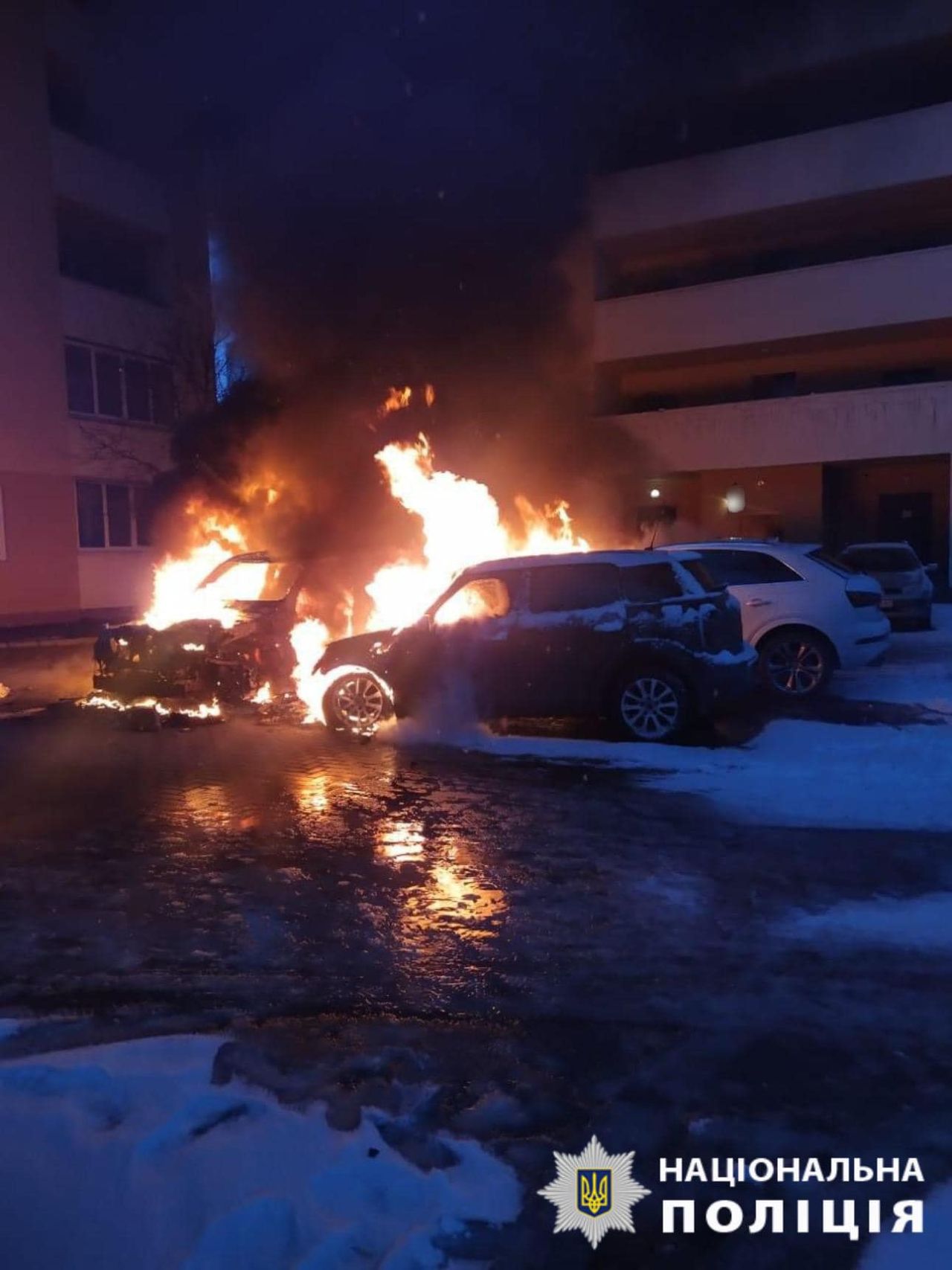 Під Києвом згоріли одразу три автомобілі: Причини пожежі встановлюють - 2