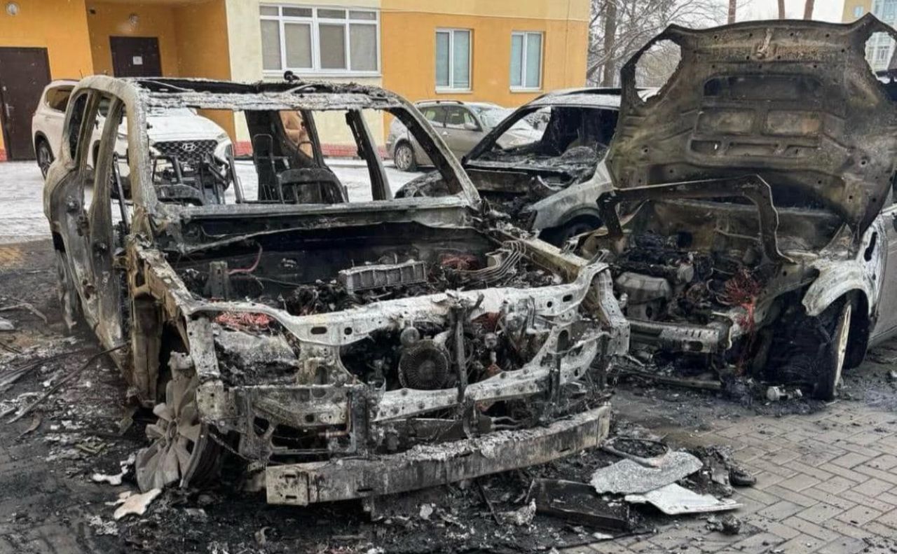 Під Києвом згоріли одразу три автомобілі: Причини пожежі встановлюють - 1