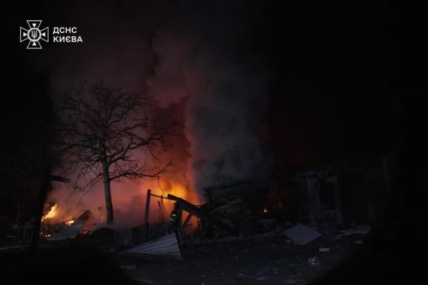 Нічна атака Шахедів на Київ: уламки БПЛА впали в чотирьох районах, є пошкодження - 1
