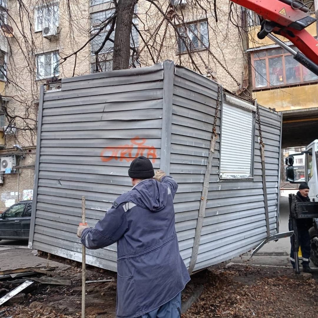 Київ очищає вулиці від найзанедбаніших кіосків - 1