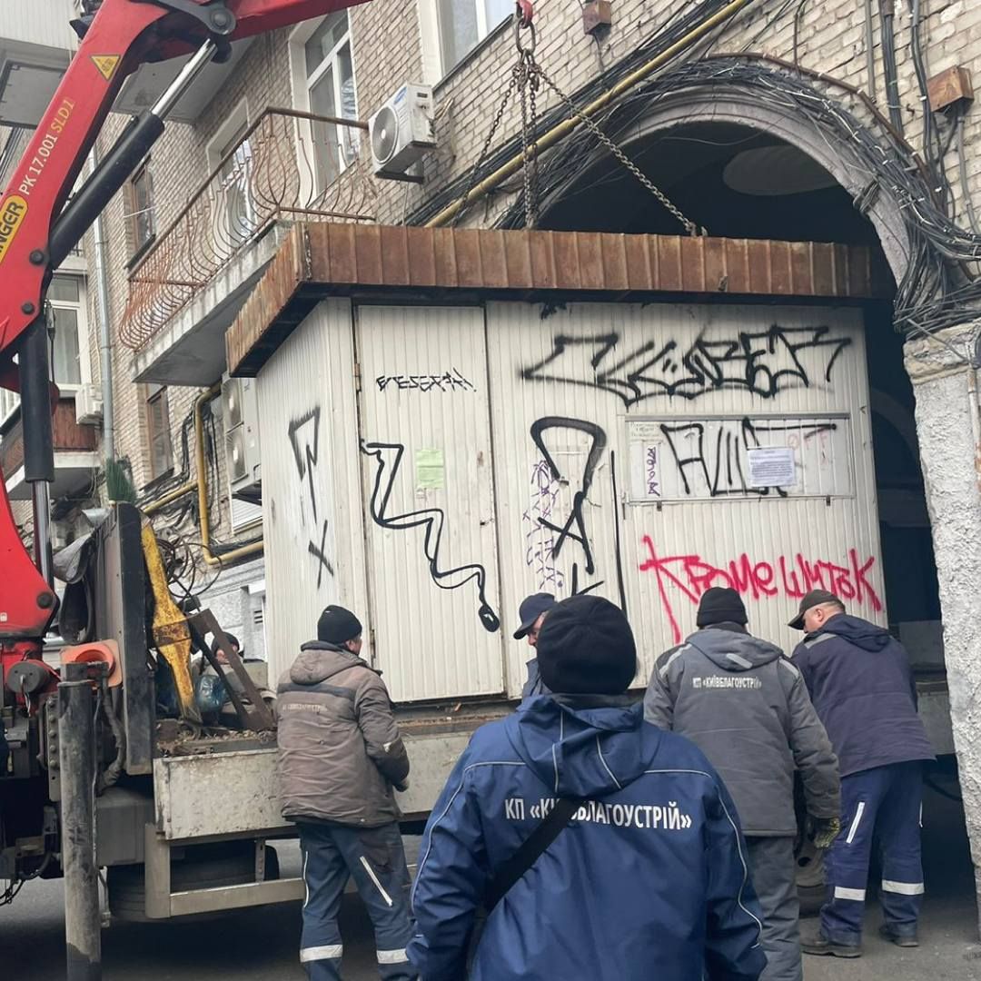 Київ очищає вулиці від найзанедбаніших кіосків - 3