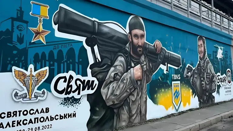 Нове графіті на Дарницькому мосту: вшанування героїв України - 1